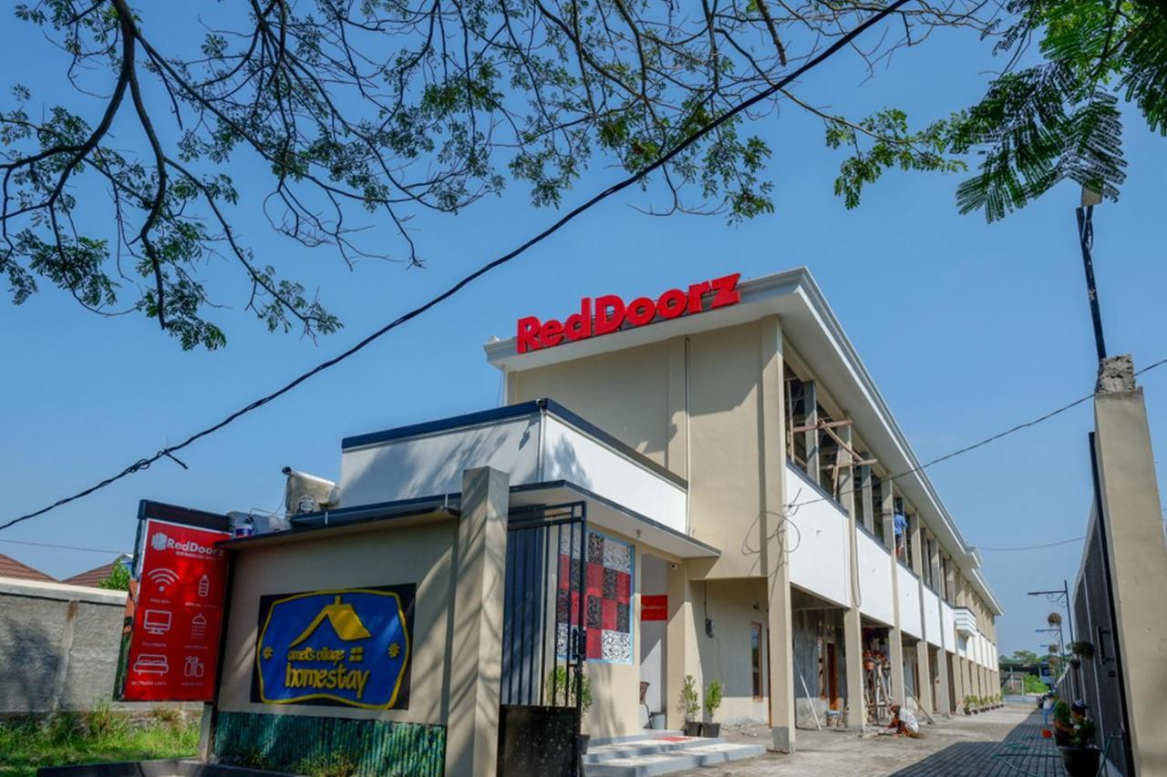 Hotel Reddoorz Near Padang Golf Adisucipto Potrojayan Exterior foto